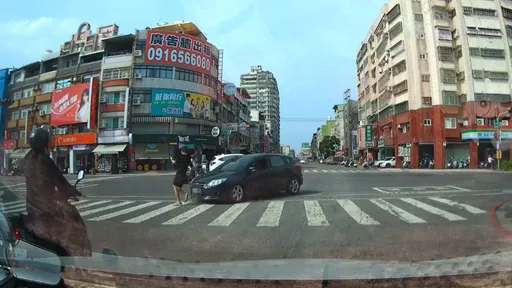 汽車未停讓行人!邊走邊看手機過馬路 全不知危險將近