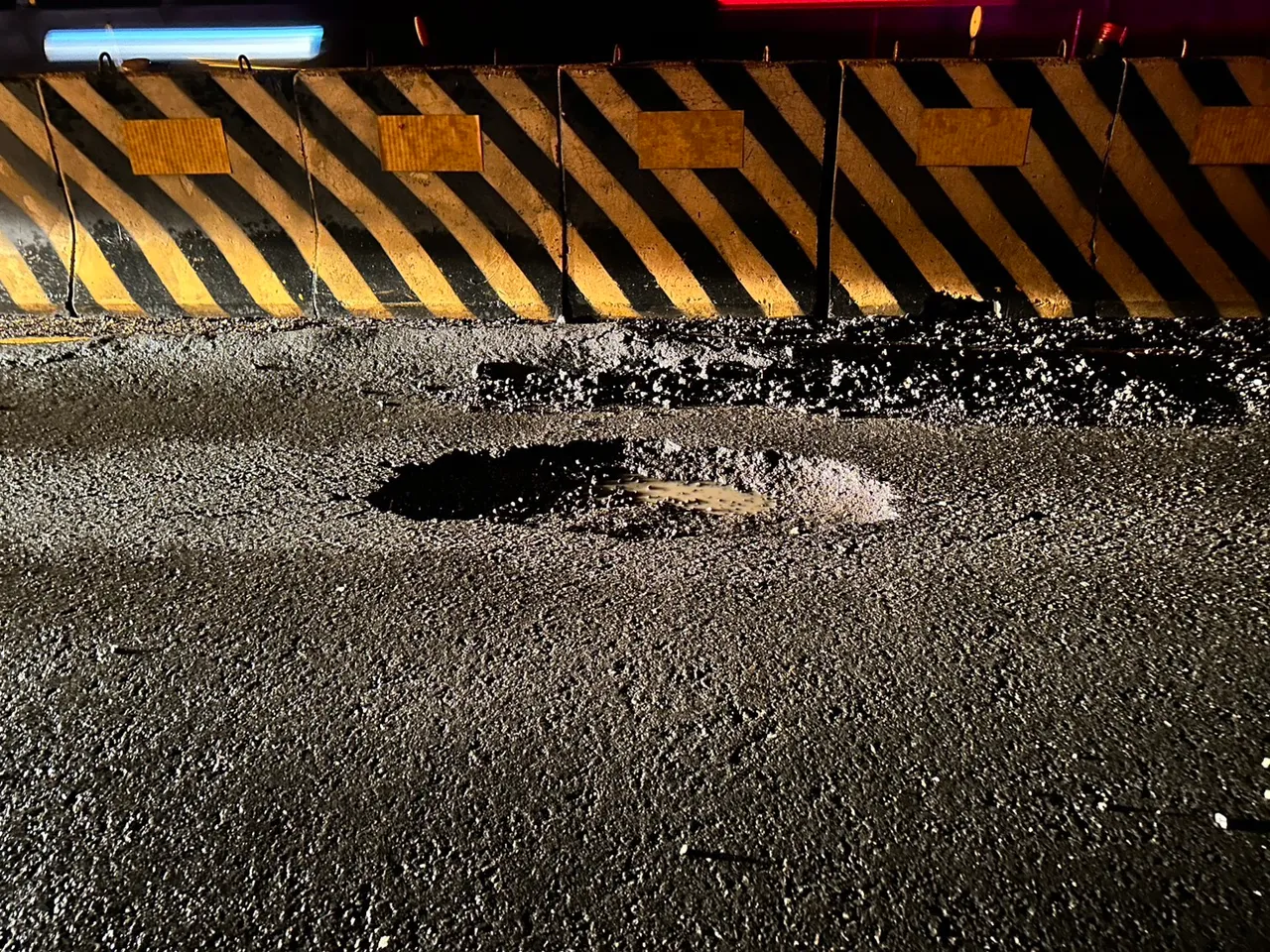 台61线苗栗竹南路段路面坑洞造成5车连环爆胎。民众提供