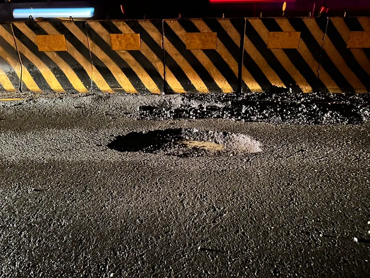 台61線苗栗竹南路段路面坑洞造成5車連環爆胎。民眾提供