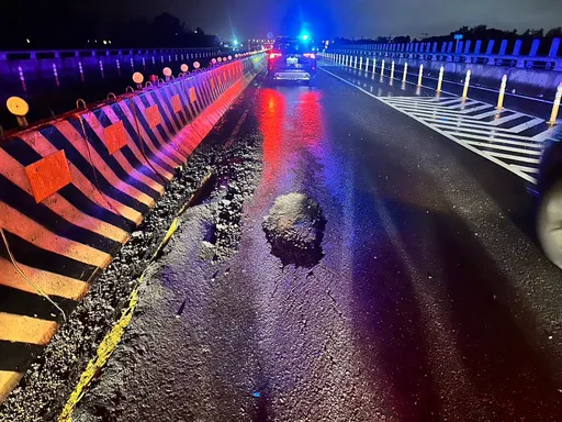 台61线竹南段疑雨冲出大坑洞 5车驶过惨爆胎