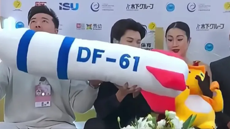 中國滑冰選手拿東風飛彈玩偶引來爭議。翻攝自微博