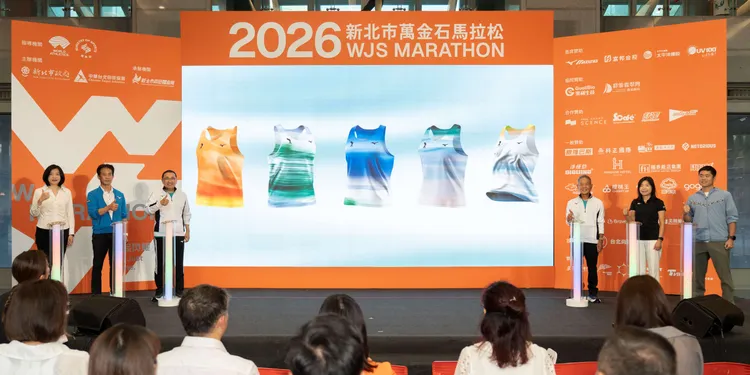 明年跑衣設計以北海岸自然風光為靈感，透過剪影方式，打造出全臺首創、不以組別區分的跑衣設計。體育局提供