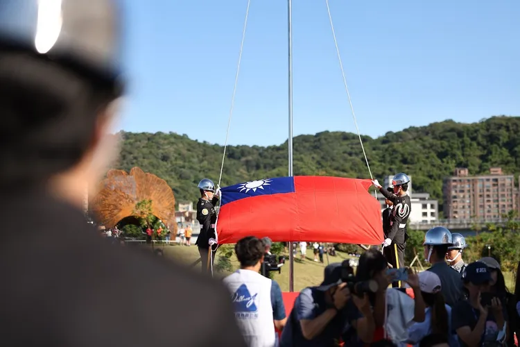 中華民國三軍儀隊退伍弟兄協會（退儀邦）擔任旗手。新北市府提供