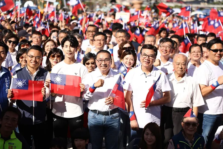 新北市升旗典禮於市立美術館進行。新北市府提供