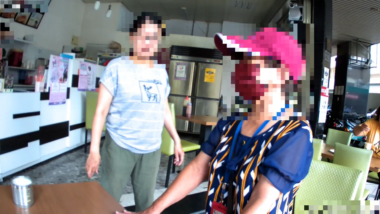 早餐店老板娘担心她遇诈骗,赶忙报警。翻摄画面