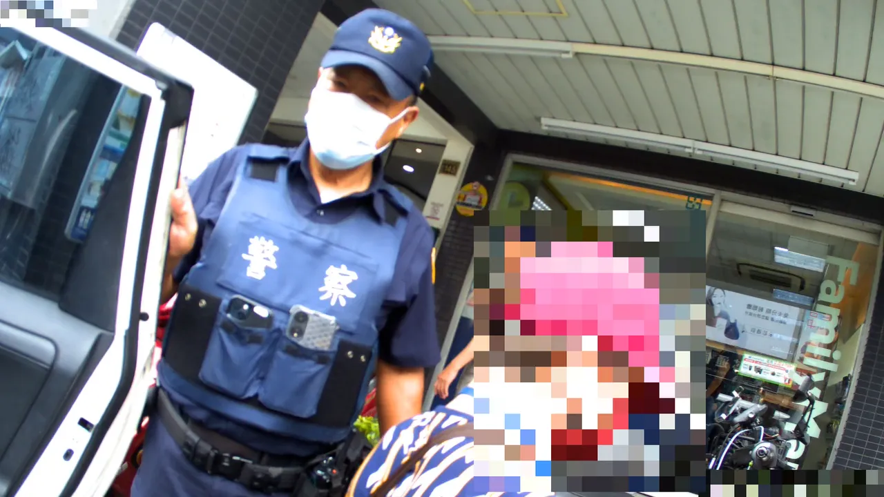 郑妇在警方协助下跟友人重逢。翻摄画面