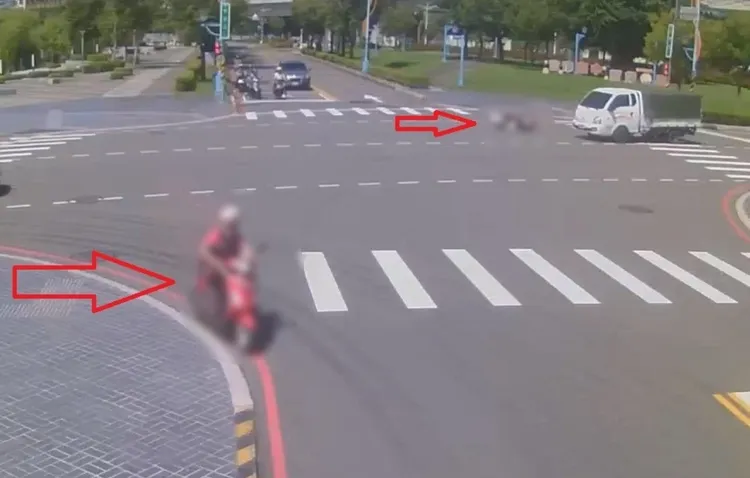 林婦鬼切害陳女摔車，警方依法開單舉發。翻攝畫面