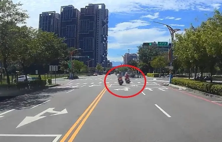 林妇鬼切害陈女摔车,警方依法开单举发。翻摄画面