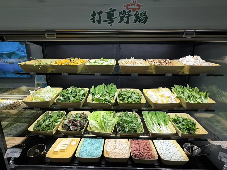 「打享野鍋」主打野菜與有機時蔬吃到飽，並可搭配肉盤與海鮮。葉家銘攝