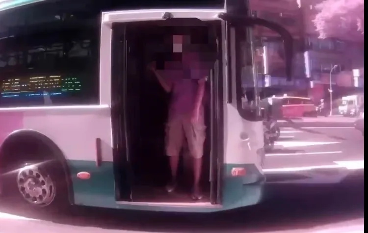 公車司機勸阻邱男與蔡婦車上不要再吵架無效，只好直接開到附近派出所求助。翻攝畫面