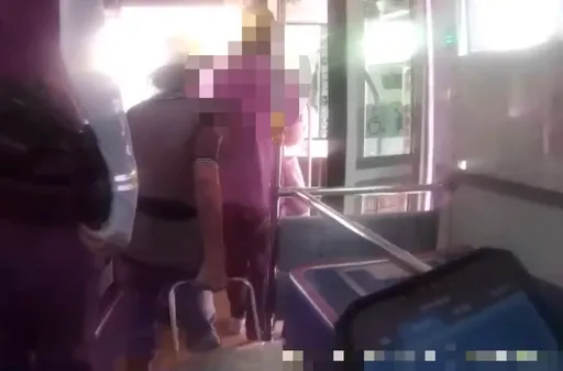 菜籃車不斷撞到腳!板橋男怒槓阿婆公車上吵不停 無奈司機直衝派出所求助