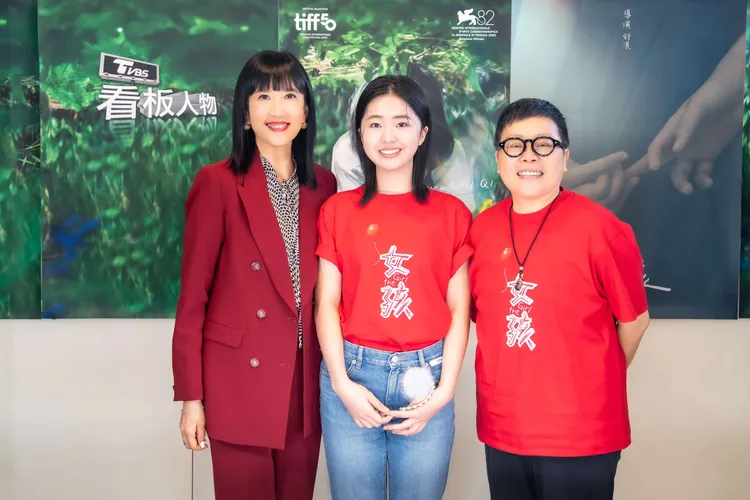 《女孩》女主角白小櫻（中）與監製葉如芬（右）接受方念華專訪，分享與舒淇合作的點滴。TVBS提供　