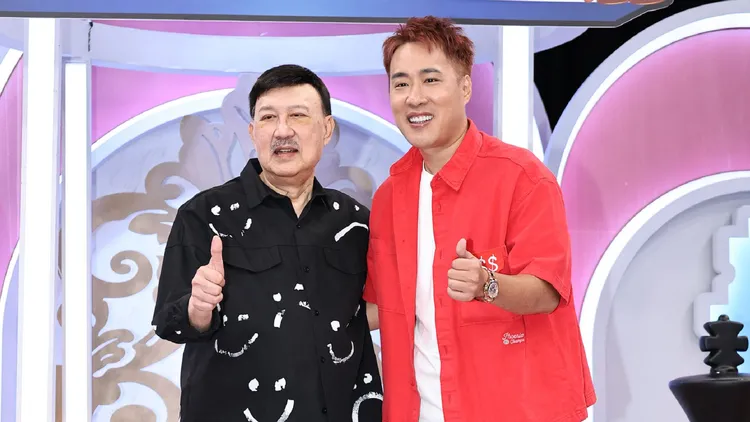 余天（左）催兒子余祥銓趕快生第2胎。攝影中心攝