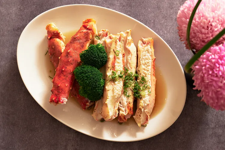 「蟹煮隆恩」尊饌饗宴中的「清蒸玉露帝王蟹」，以帝王蟹腳清蒸，搭配魚露與蔥花，蒸出極致原味。JR東日本大飯店台北提供