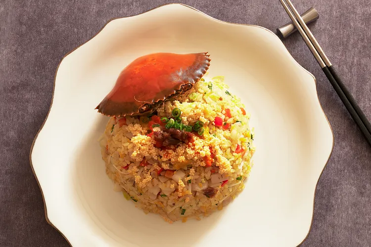 「蟹煮隆恩」尊饌饗宴中的「踏雪蟳梅飛魚飯」將紅蟳與飛魚卵、紫蘇梅巧妙結合，火候與蛋香交織出酸甜鮮的多重風味。JR東日本大飯店台北提供