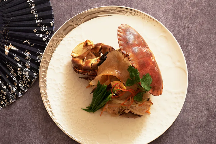 「蟹煮隆恩」尊饌饗宴中的「魚翅桂花麵包蟹」以整隻麵包蟹搭配魚翅、桂花與香菇絲，口感細膩豐潤。JR東日本大飯店台北提供