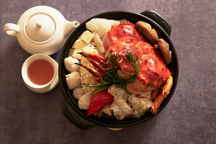 凱華樓推出「蟹煮隆恩」尊饌饗宴中，「乾隆帝王百寶鍋」以超過28小時慢火熬煮的老母雞高湯為底，以帝王蟹身搭佐白蝦、花膠、黑魚皮、虱目魚丸與菇菜等珍饈，澎湃豪華。JR東日本大飯店台北提供