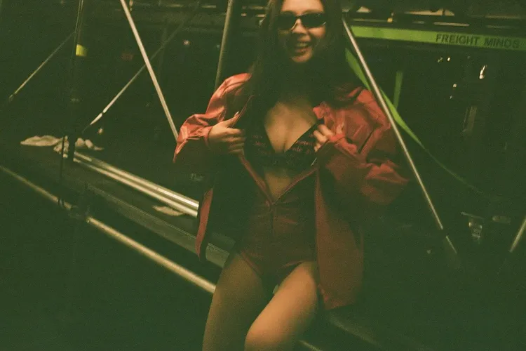 Jennie表演中拉下連身皮衣拉鍊，炸出比基尼。翻攝Jennie IG