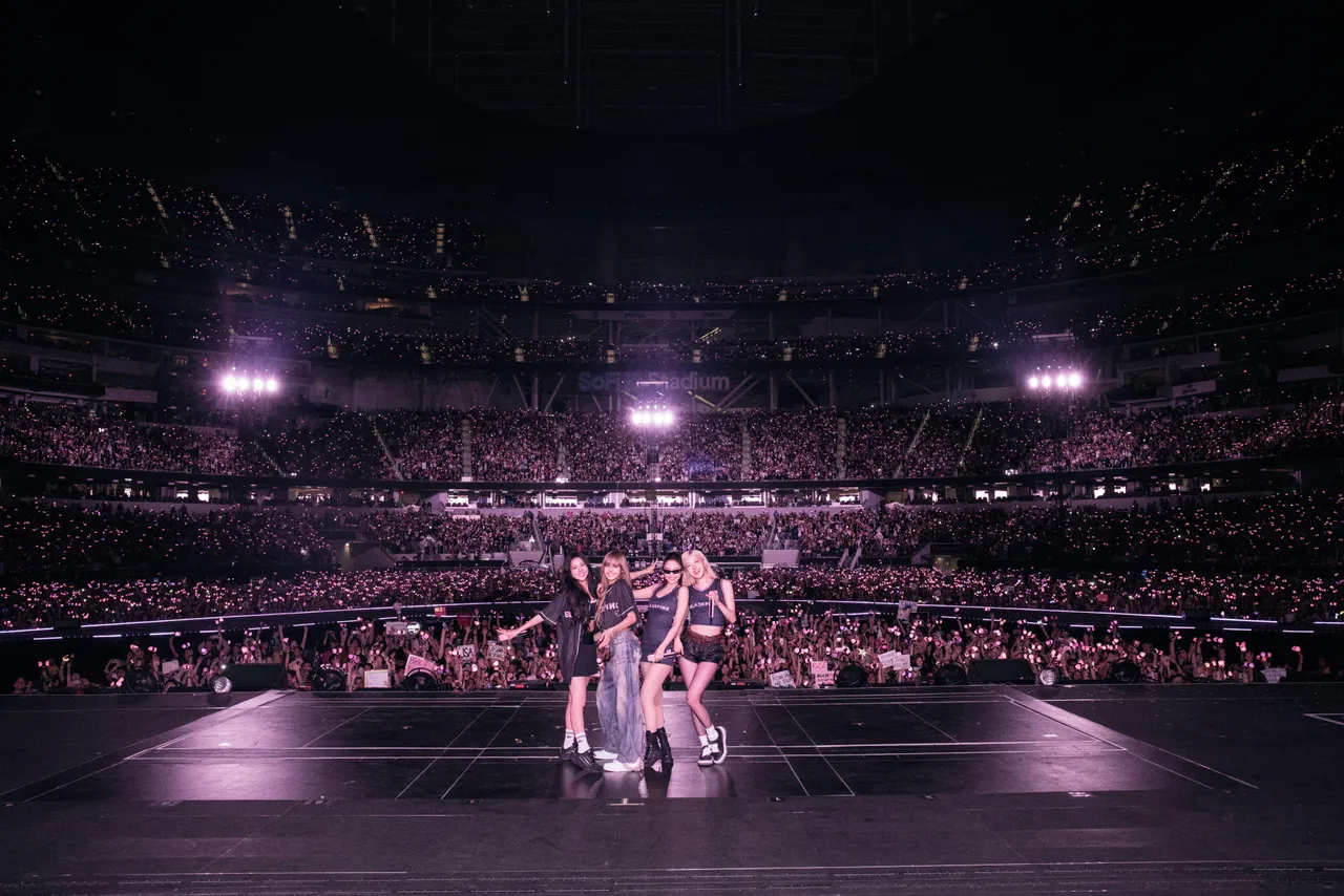 BLACKPINK是全球第一个在洛杉矶SoFi体育场连2天门票售罄的女团,2天动员10万人次。翻摄YG娱乐