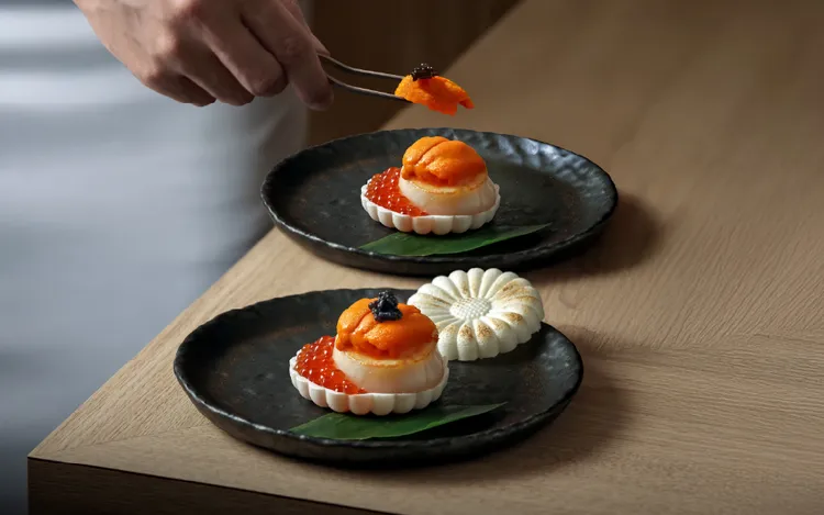 阪前推出北海道海膽干貝最中餅，融合北海道海膽與干貝鮮美，交織精緻秋日食光。王品集團提供。