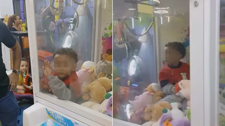 4岁男童趁著家长没注意,快速钻进夹娃娃里。翻摄自X