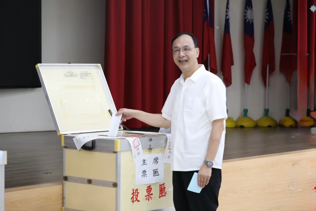 国民党主席朱立伦上午10点现身桃园市八德区陆光里市民活动中心投票,并接受媒体联访。国民党提供