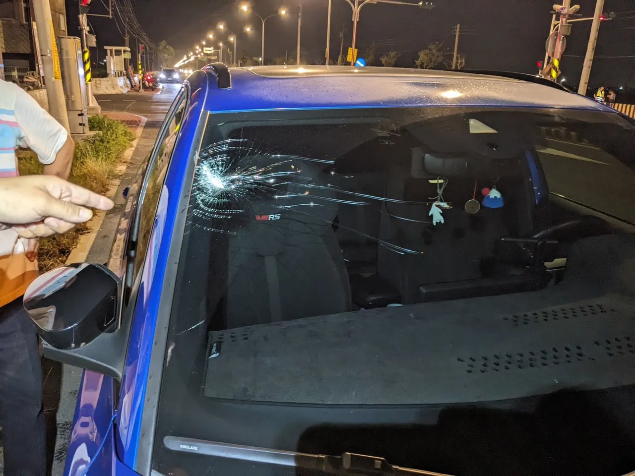 车辆碎片波及对向车道之许姓男子所驾驶自小客车。翻摄画面