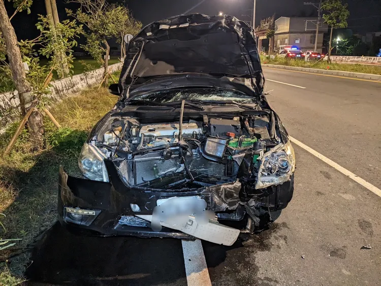 羅姓老翁的汽車車頭幾乎全毀。翻攝畫面