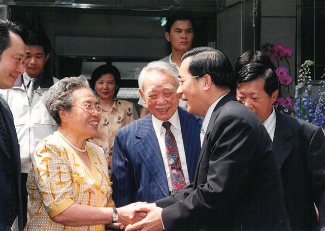 前总统陈水扁(右)曾于2001年在台南拜访李安(左)与他的父亲李升(中)、母亲李杨思庄(左二)。翻摄外交部网站
