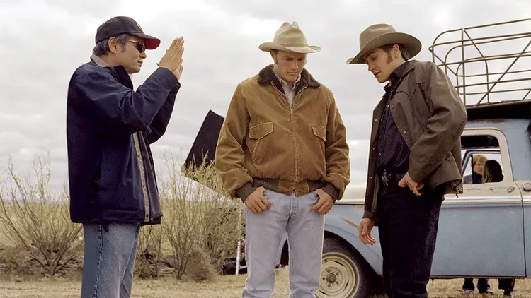 李安（左起）執導希斯萊傑、傑克吉倫荷演出《斷背山》中感人肺腑的同志牛仔禁戀。