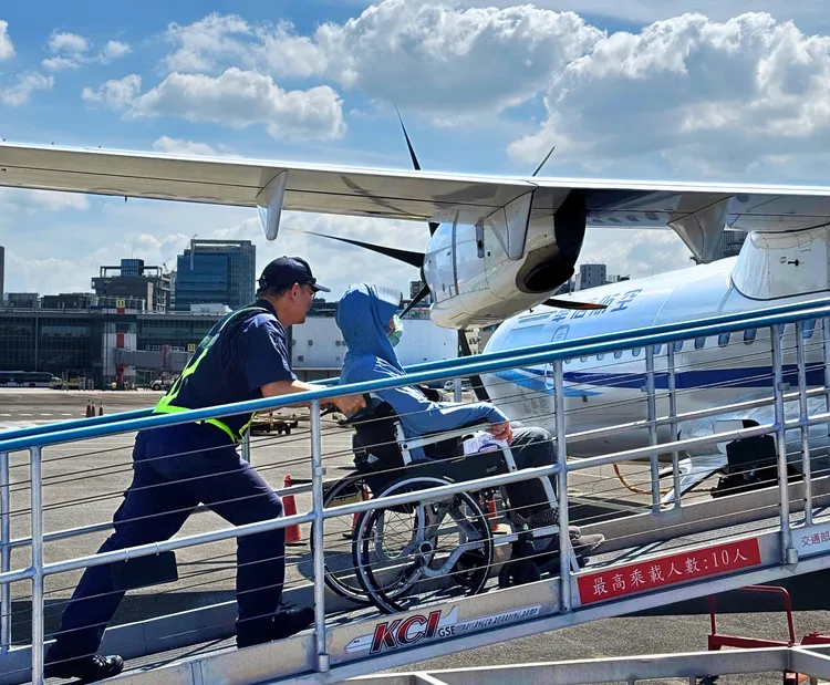 愛心同行套票內容不僅包含機票與住宿，更全面納入無障礙規劃。華信航空提供