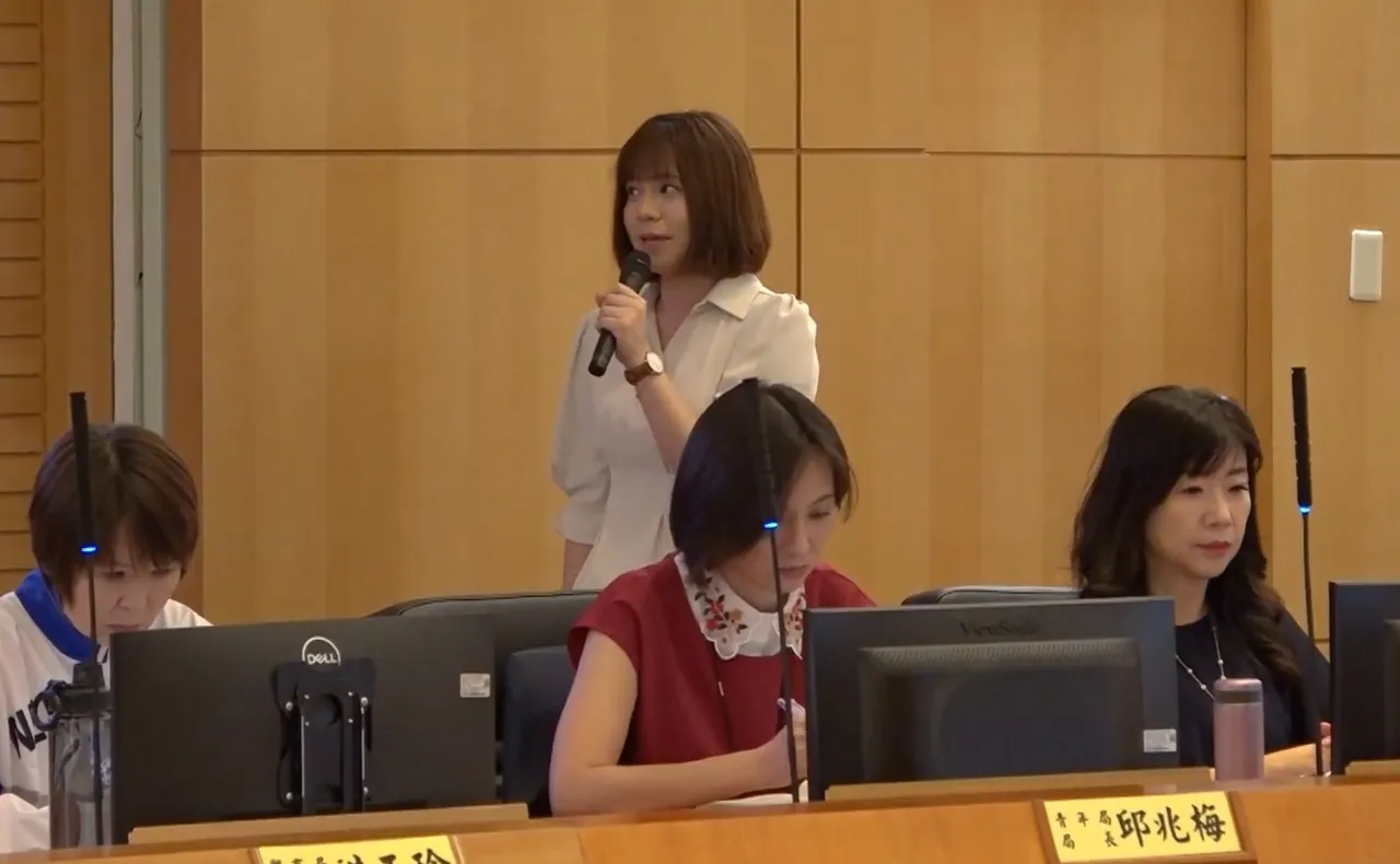 新闻局长李利贞以「你眼中的新北」为题在市政会议上进行简报,善用影像力量打造新北城市品牌。翻摄画面