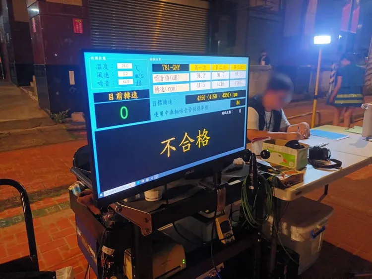 不合格車輛開單告發限期改善。龜山警分局提供