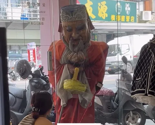 扮土地公要錢!好手好腳不好好工作 警方:乞討不聽勸阻可開罰