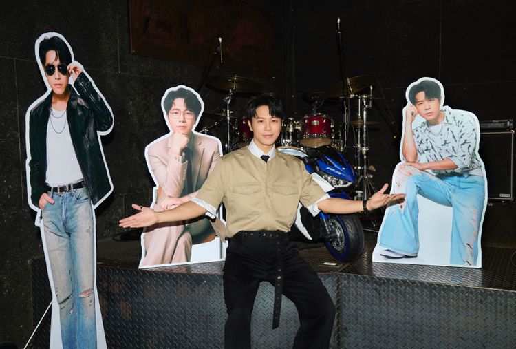 天哪！韋禮安開唱還要提詞　才38歲盯大字報也唱錯　