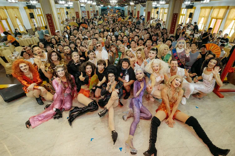 「皇后大辦桌」由10位變裝皇后及5位鋼管、猛男舞者參與演出。Sunday Sisterhood提供