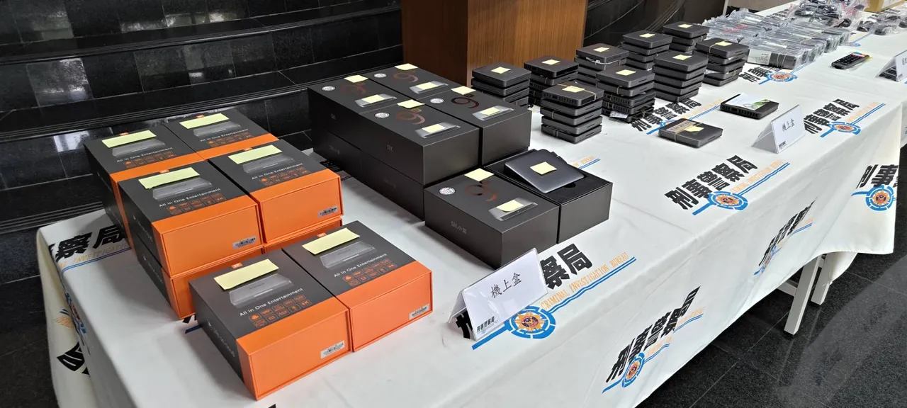 警方在现场起获400多台违法机上盒小云盒子。民众提供