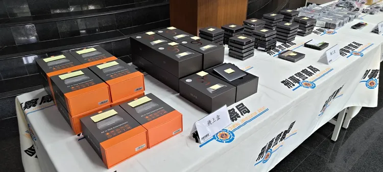 警方在現場起獲400多台違法機上盒小雲盒子。民眾提供