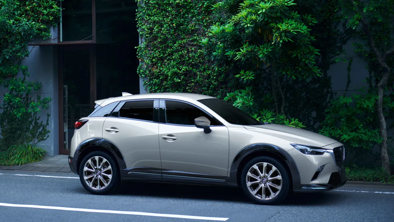 新年式CX-3标配具自动水平调整功能的LED头灯、曜黑车身防护套件与18吋双色铝圈。业者提供