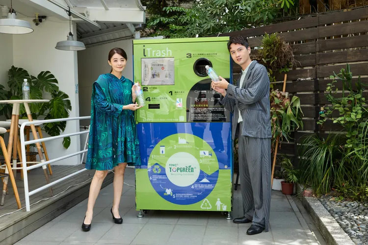 遠東新世紀與 iTrash 攜手合作「TOPGREEN®智能循環回收機」，已在全台政府機關、社會住宅及大眾運輸系統安裝逾250台。遠東新提供