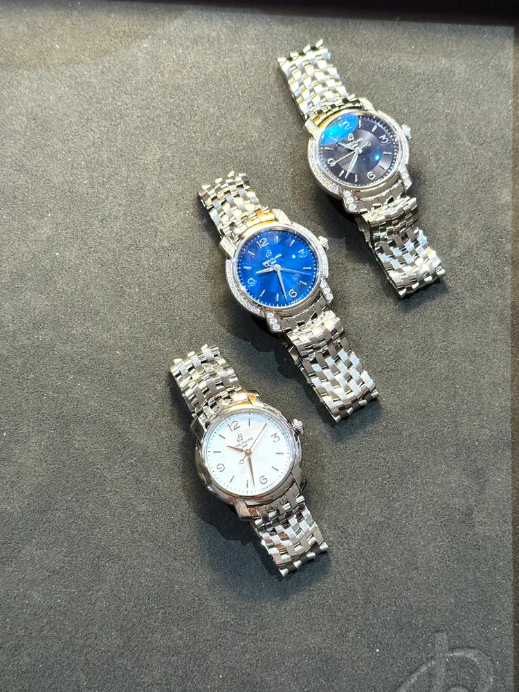 百年靈Lady Premier石英腕錶，32mm，精鋼錶殼，午夜黑/珍珠母貝/墨藍錶盤，精鋼七排Shevron錶鍊，百年靈77型SuperQuartz機芯，防水深度100米，21萬4000元（黑）、13萬5000元（珍珠母貝）、21萬4000元（藍）。張家玲攝