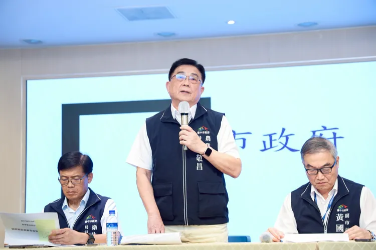 台中市農業局長張敬昌說，豬隻流行病是很專業的判斷，也不是依照死亡的數字，依病症的診斷比較重要。市府提供