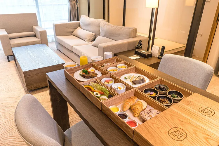 專屬蘊木盒早餐由服務人員親送至房內，輕鬆坐擁晨間時光，細細品味料理的溫度與香氣。蘊泉庄提供