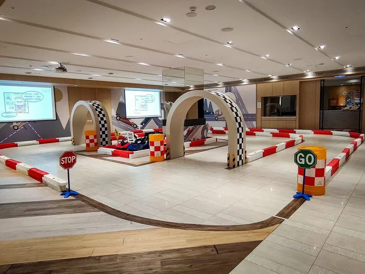 孩童在行蘊超跑區暢玩，化身小小賽車手體驗駕馭樂趣。蘊泉庄提供