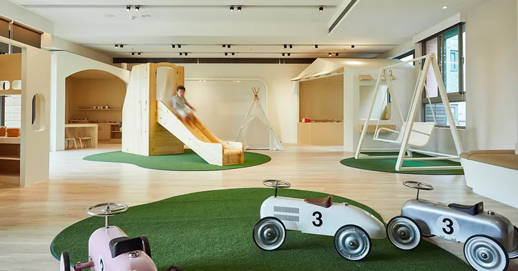 北歐風格兒童遊戲間內，3至7歲孩童與家長一同透過體驗課程與遊戲，培養小小職人的實作技能。蘊泉庄提供