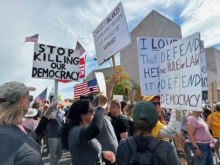 全美各地18日再現大批群眾集會，展開新一波「無王」（No Kings）抗議行動。民眾高舉「停止扼殺我們的民主」（Stop Killing Our Democracy）等標語參加在華府舉行的集會。 中央社