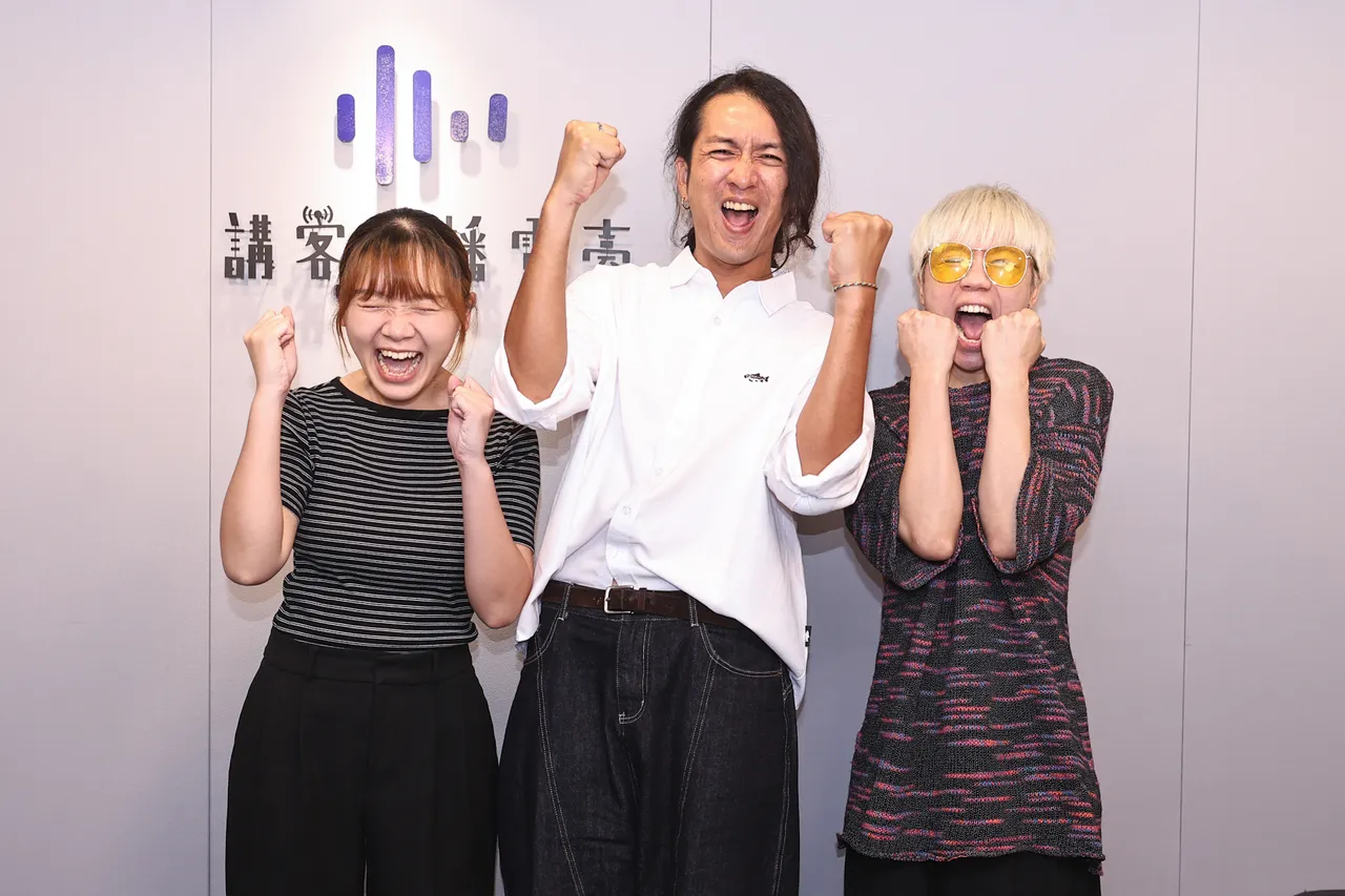 拷秋勤主唱「朱皮」朱品谕(中)与曾入围金曲客语专辑奖的「圣代」谢宣圻(右),携手节目企划之一「阿儒」戴君儒主持。客委会提供