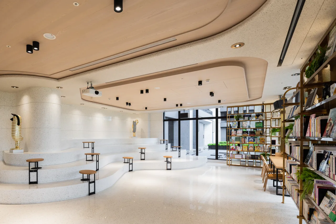 社区设置50坪多功能知识馆,与日系顶级书店TSUTAYA BOOKSTORE联手打造,每季主题书籍更新。清景麟提供