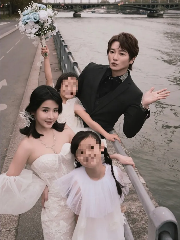 阿沁（右上）分享一家四口美照，宣布為家庭卸下歌手身分。摘自臉書