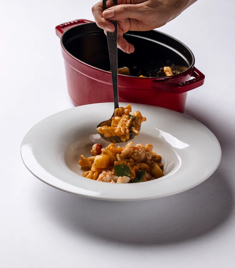 「Sine by Di Pinto」羅伯托主廚義式創意饗宴，「義大利捲型麵、馬鈴薯、海鮮、糖漬檸檬」，羅伯托主廚以豐富海味綴以糖漬檸檬與新鮮香草，帶來海鮮的鮮美與檸檬的輕酸明亮。台北文華東方酒店提供